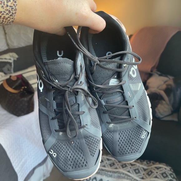 On cloud shows gray and pink - Picture 2 of 2